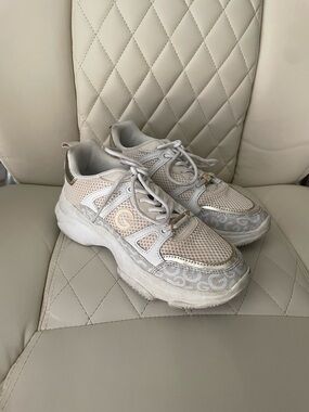 Chunky Sneakers Edgy Platform GBG Los Angeles Guess Trainers Cream and Gold 7M